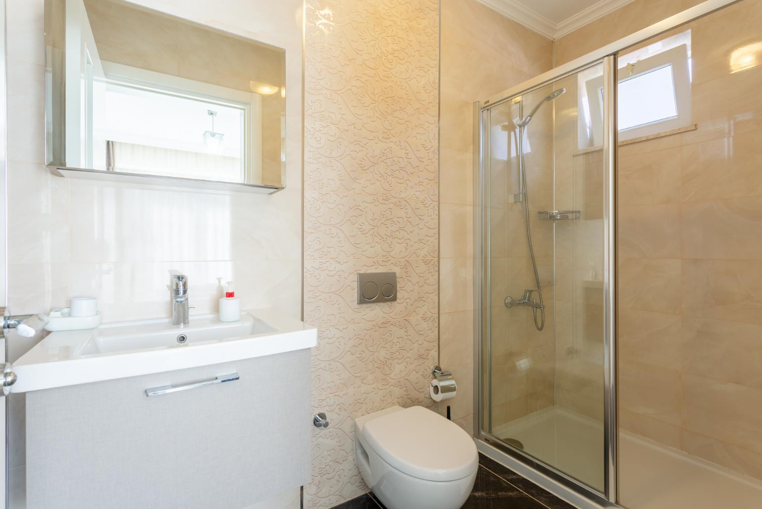 En suite bathroom with shower