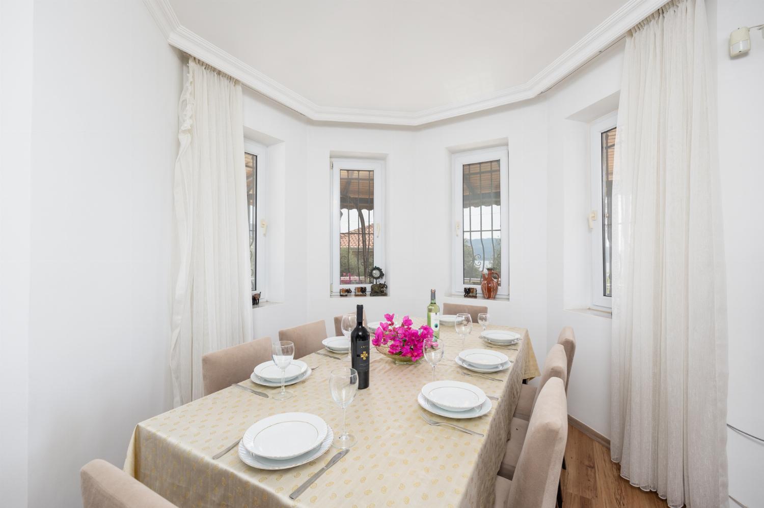 Open-plan living room with sofas, dining area, kitchen, A/C, WiFi internet, satellite TV, and sea views