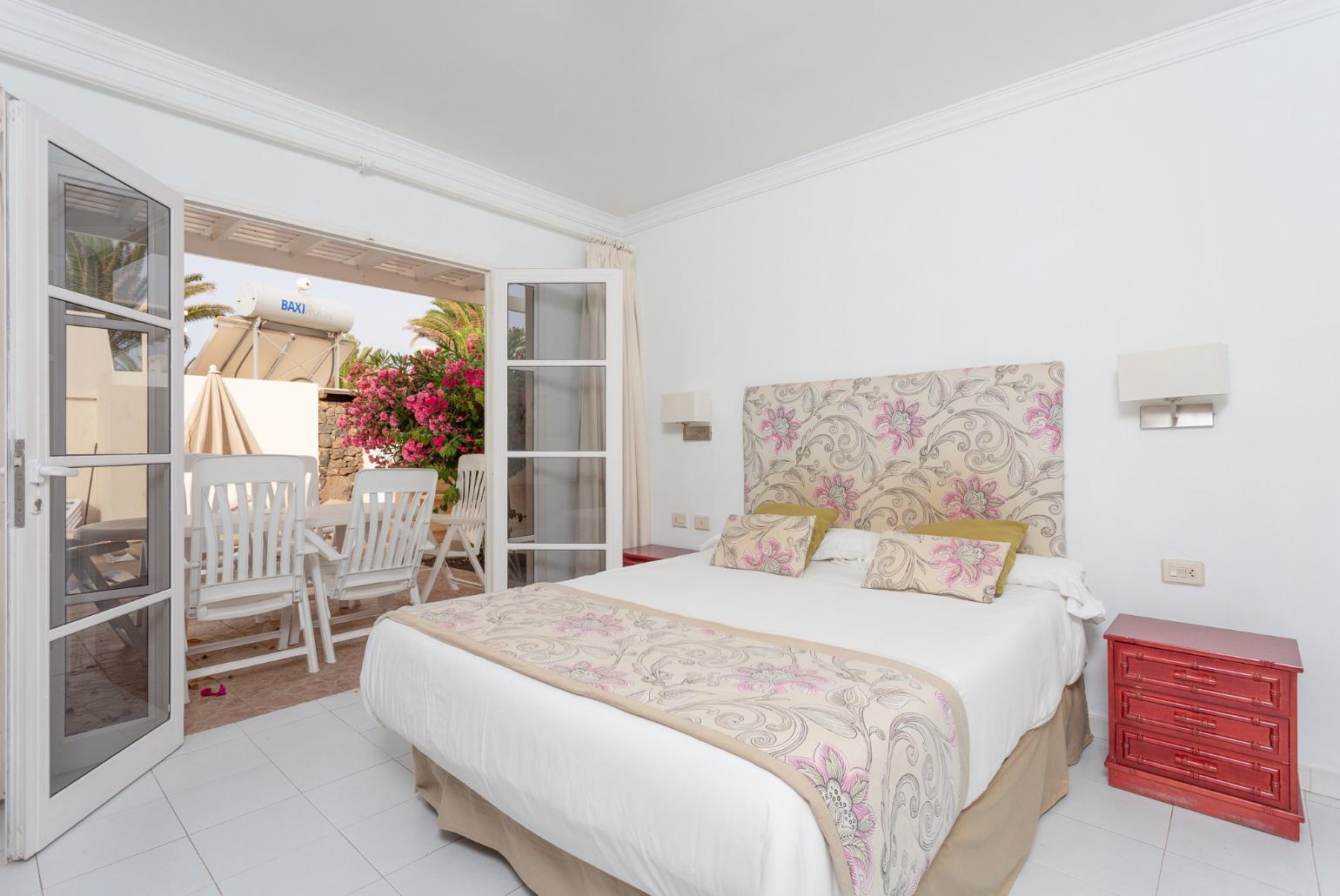 Double bedroom with terrace access