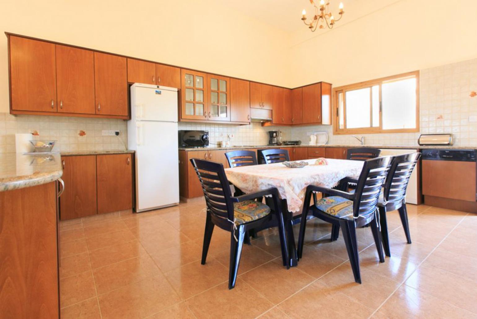 Dining area and equipped kitchen