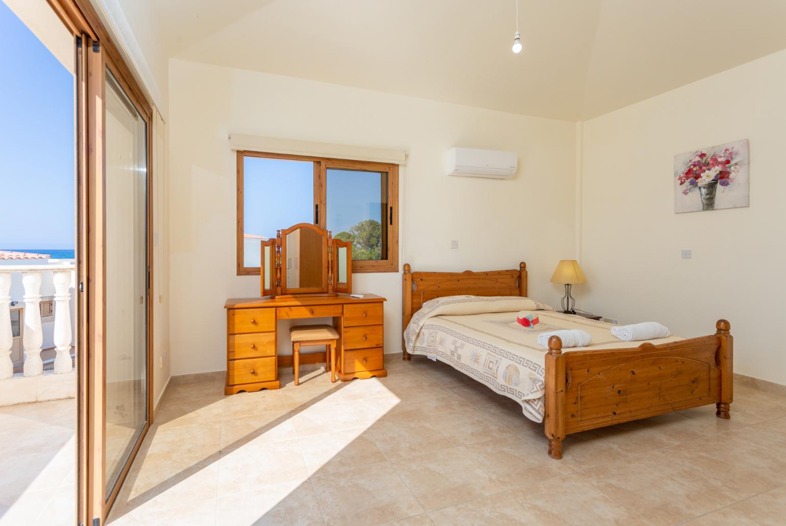 Double bedroom with en suite bathroom, A/C, and upper terrace access