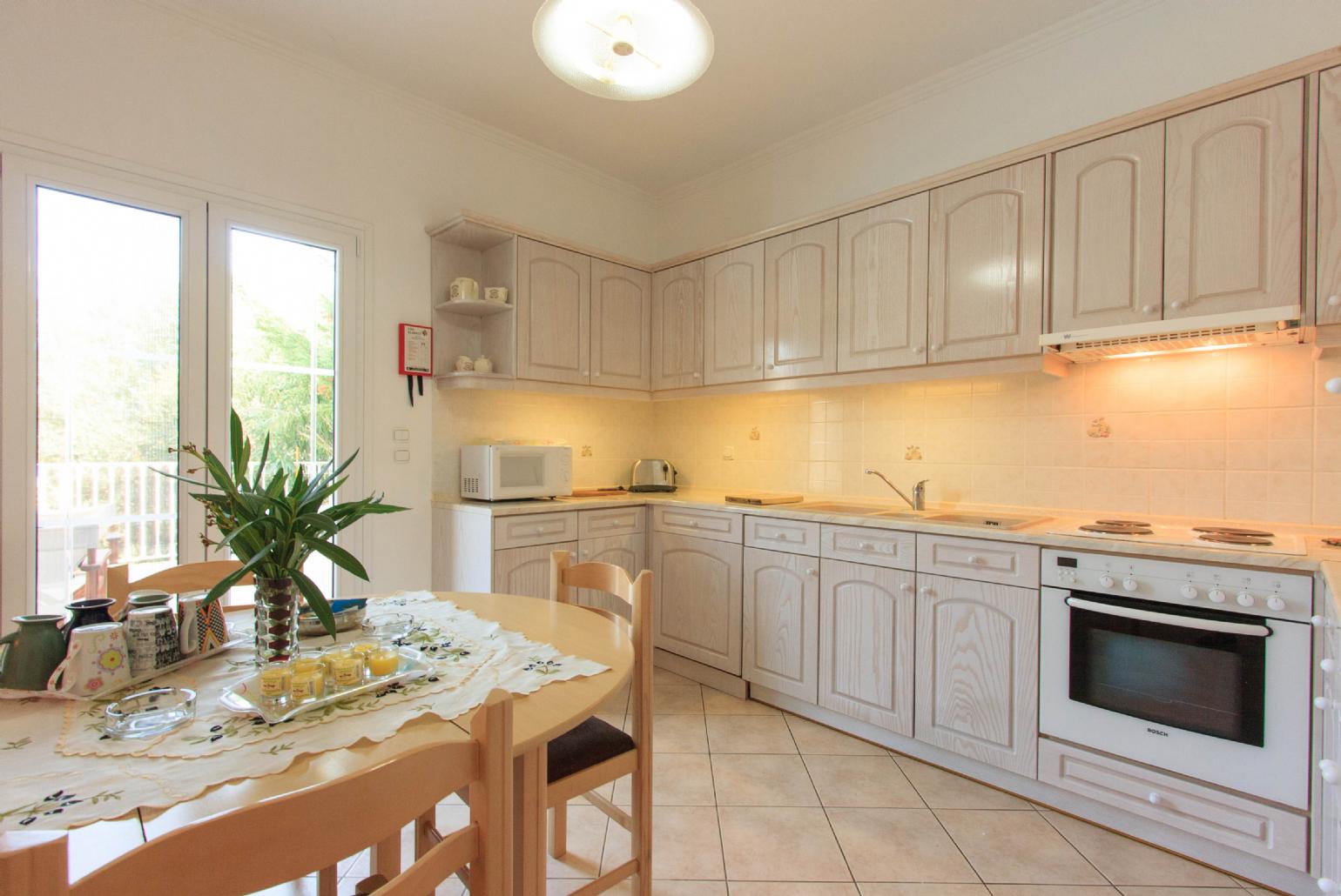 Equipped kitchen and dining area