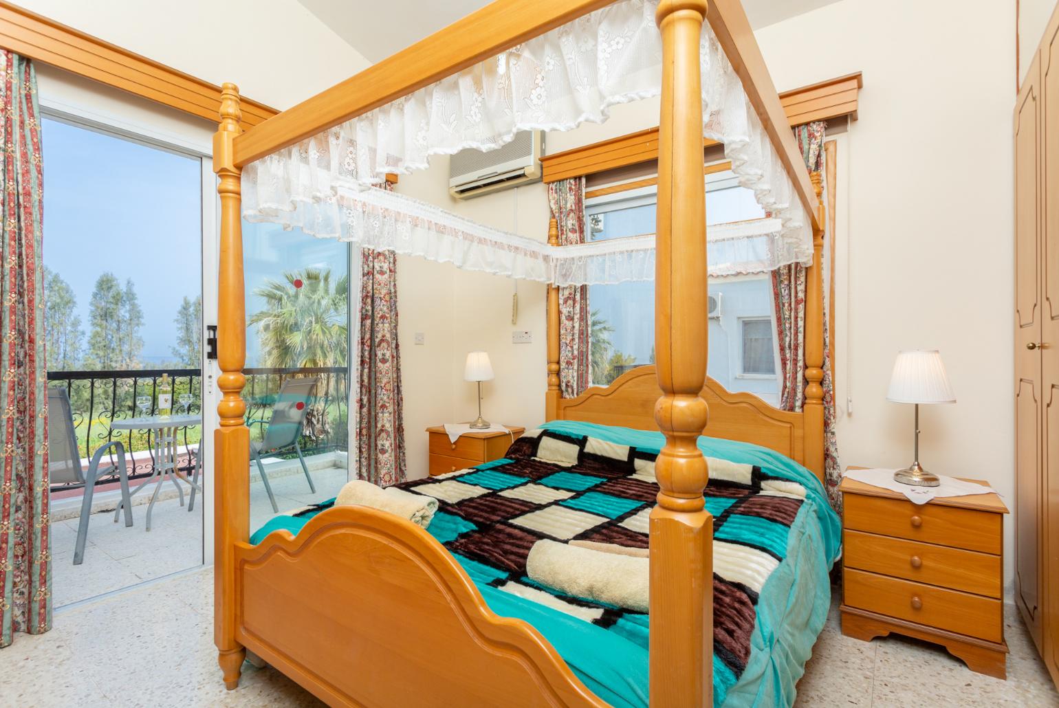 Double bedroom with en suite bathroom, A/C, sea views, and balcony access