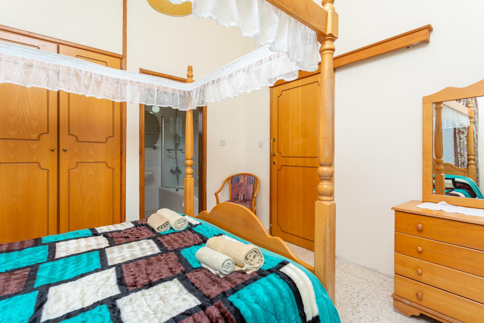 Double bedroom with en suite bathroom, A/C, sea views, and balcony access