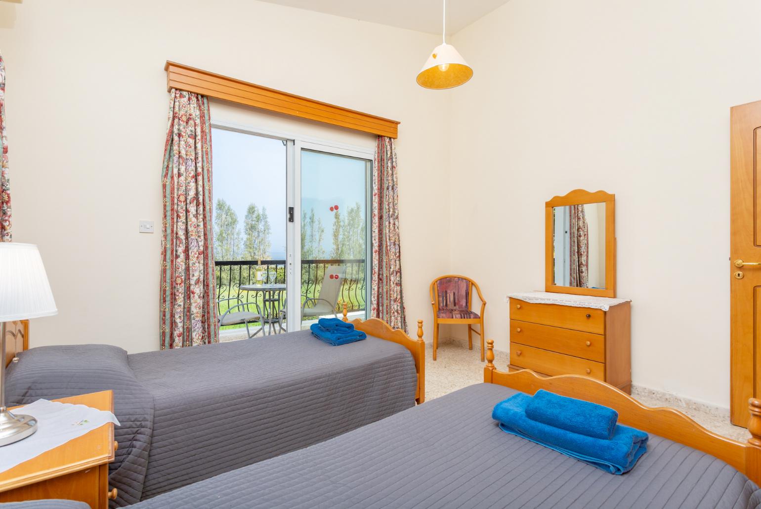 Twin bedroom with en suite bathroom, A/C, sea views, and balcony access