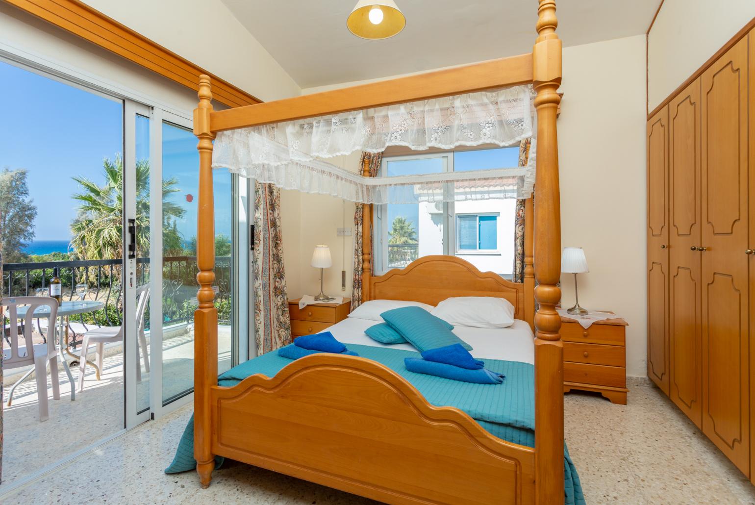 Double bedroom with en suite bathroom, A/C, and balcony access with sea views