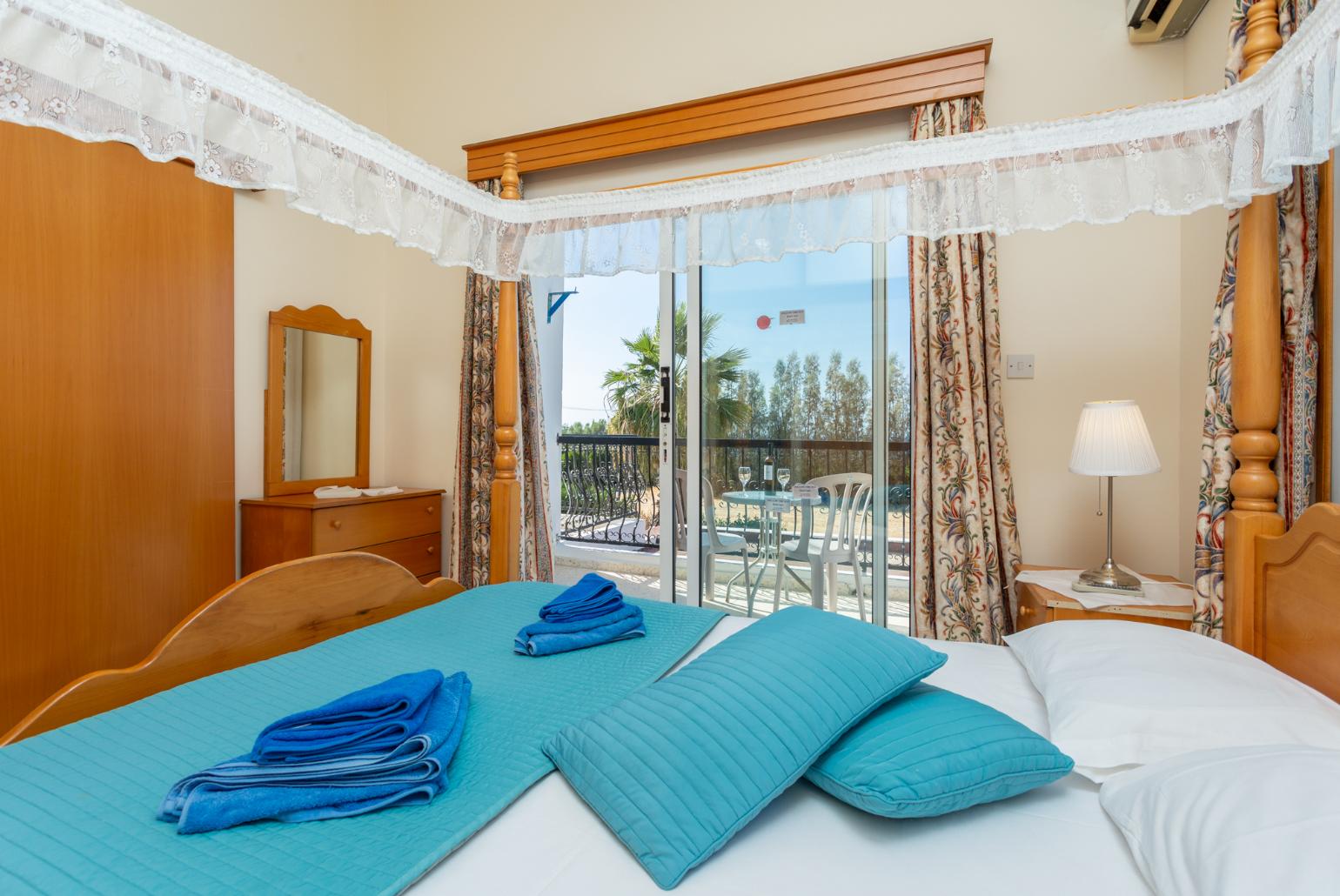 Double bedroom with en suite bathroom, A/C, and balcony access with sea views