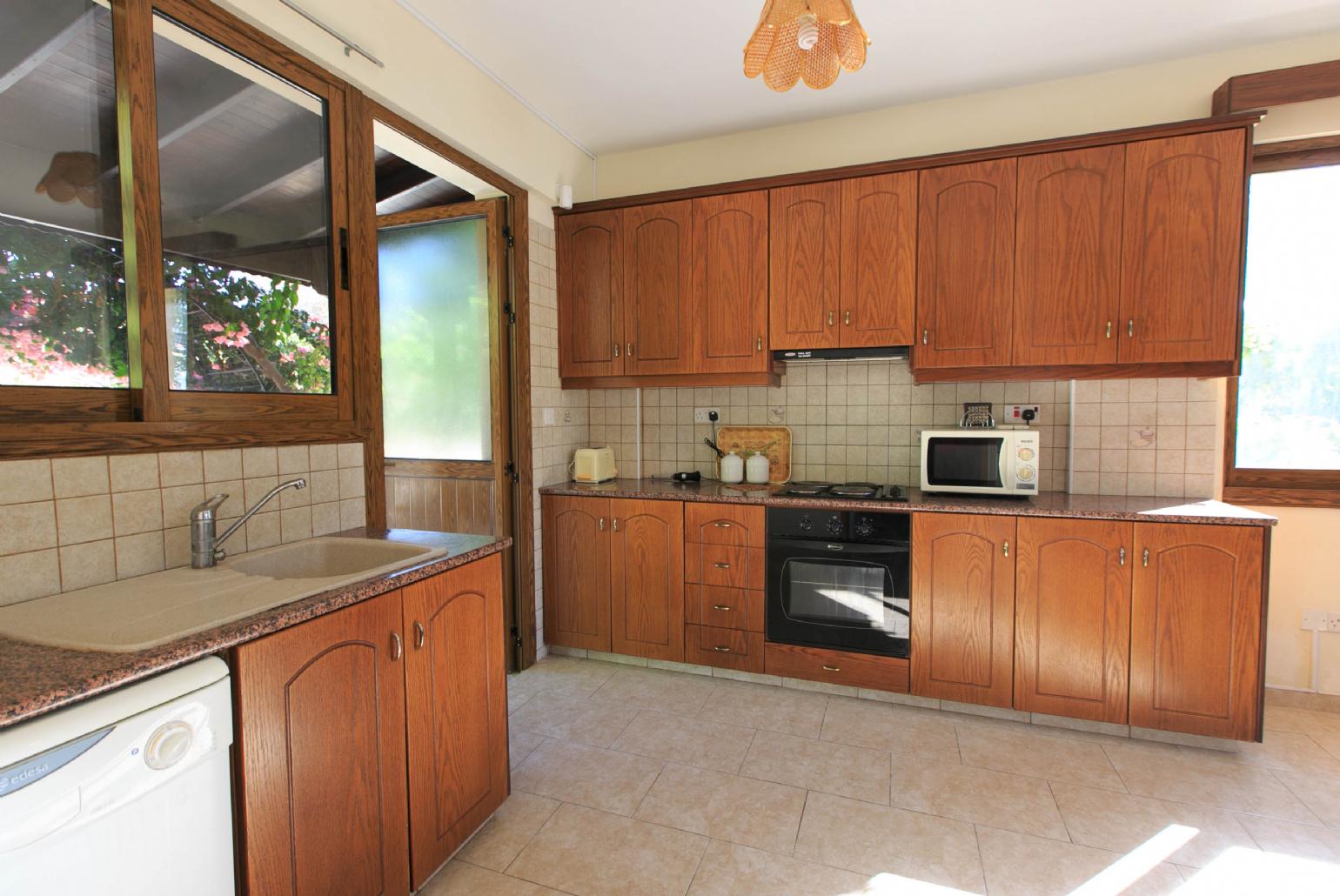 Equipped kitchen, dining area and terrace access