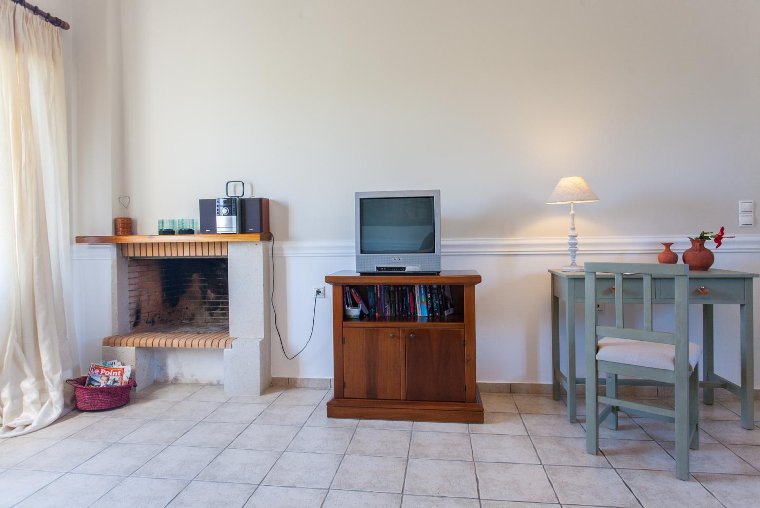 Living room with WiFi, TV, DVD player and A/C