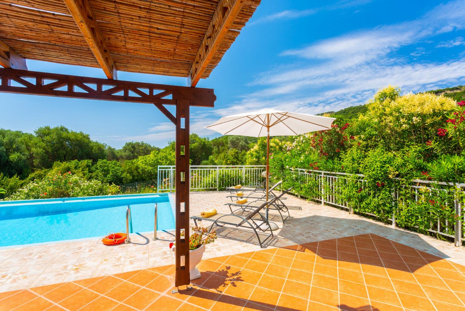 Private infinity pool and terrace