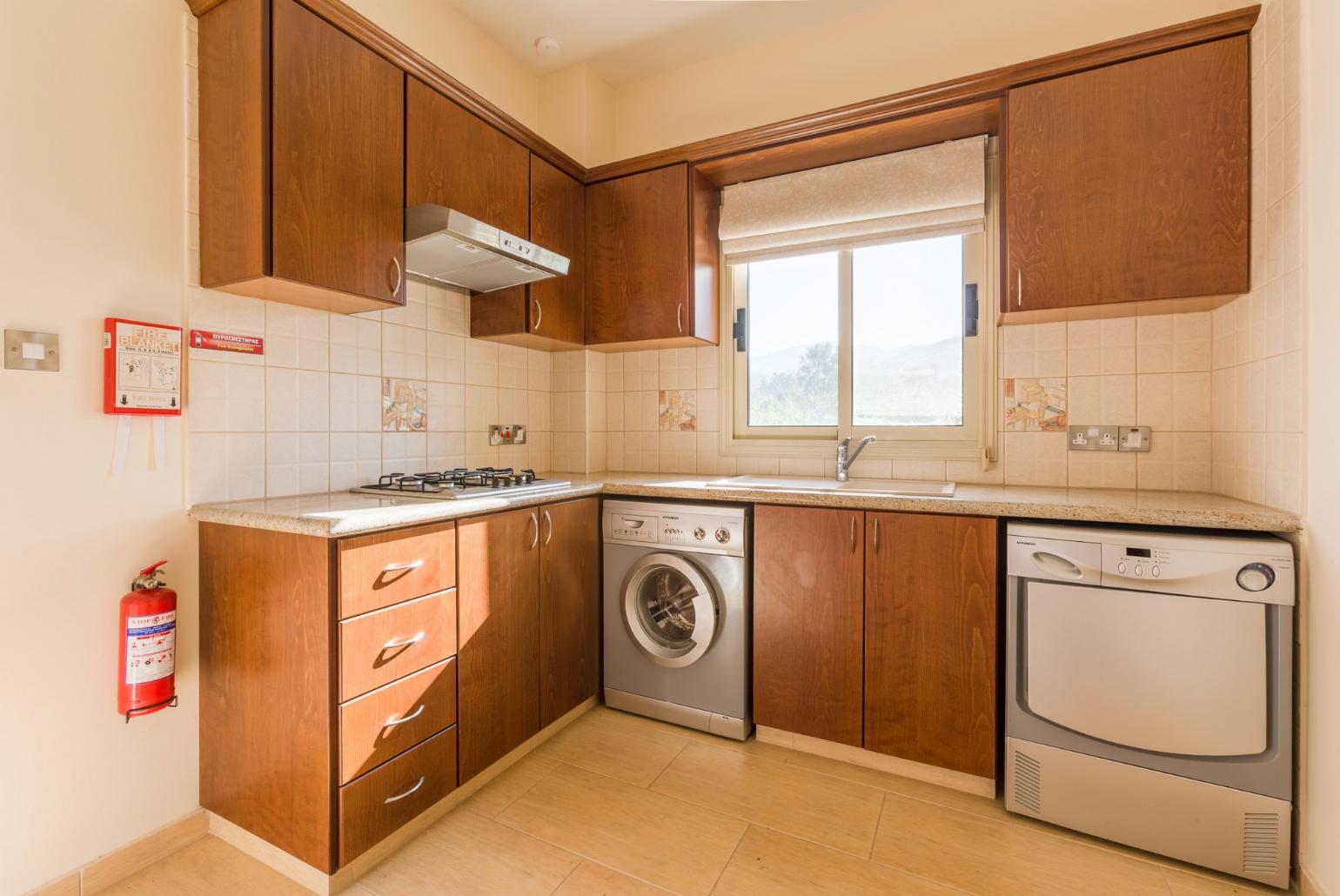 Equipped kitchen with dishwasher and washing machine 