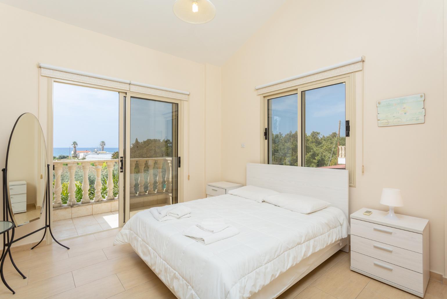 Double bedroom with en suite bathroom, A/C, sea views, and balcony access