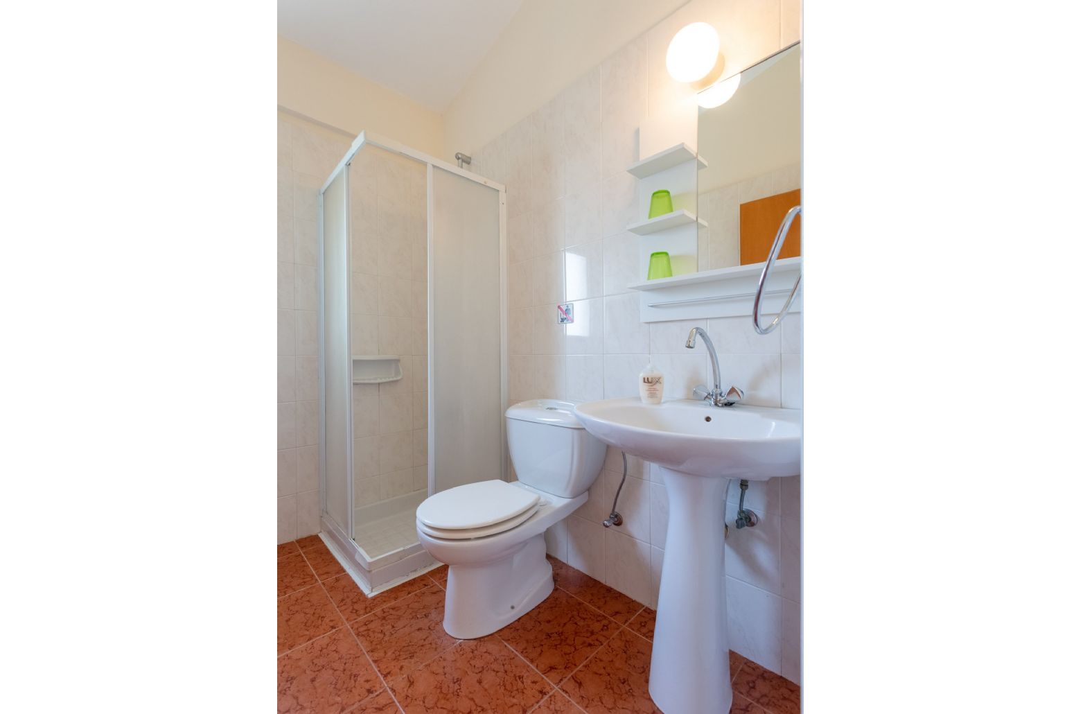 En suite bathroom with overhead shower