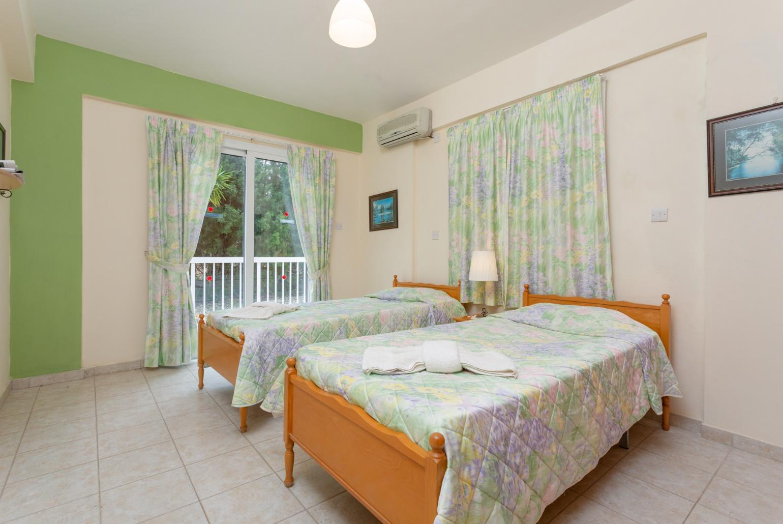 Twin bedroom with A/C