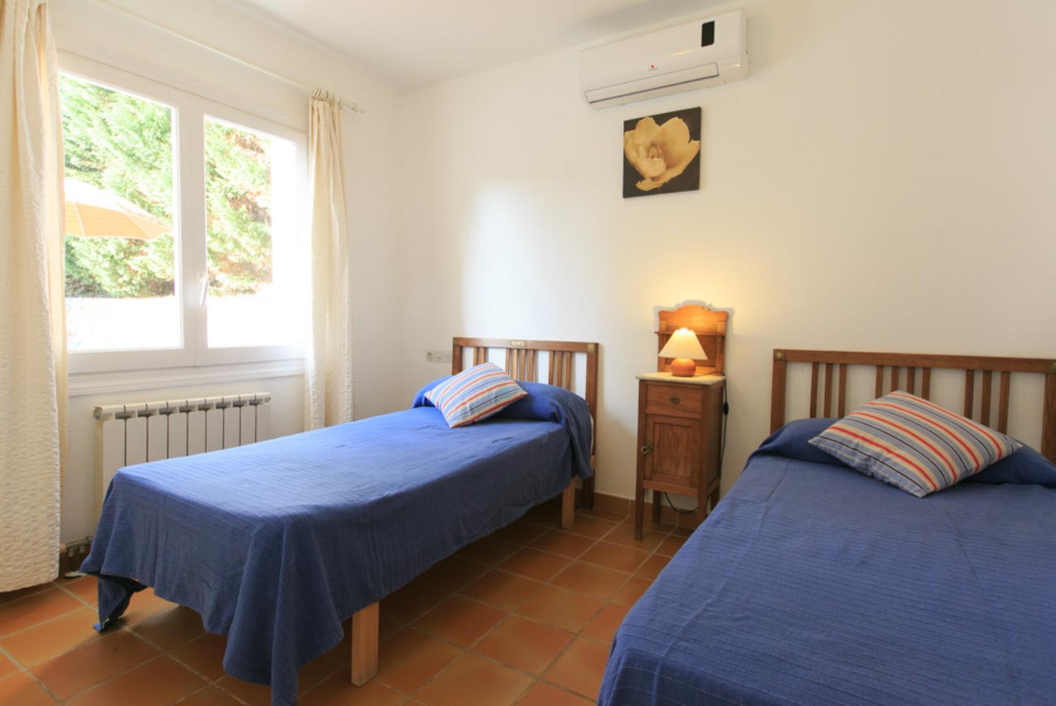 Twin bedroom with AC