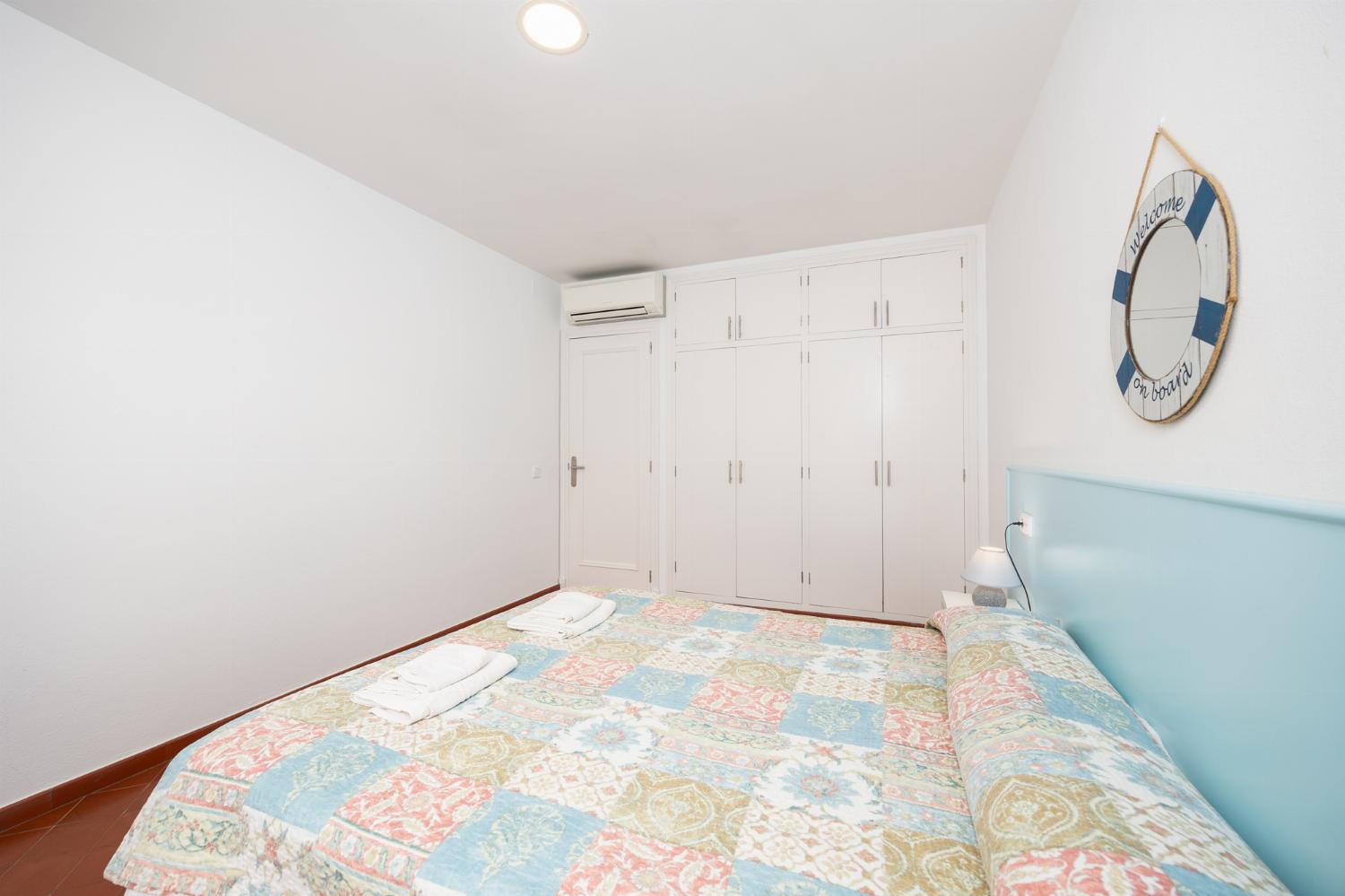Twin bedroom with A/C