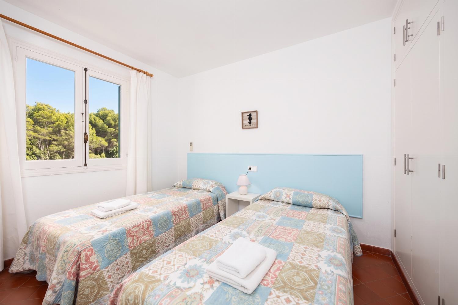 Twin bedroom with A/C