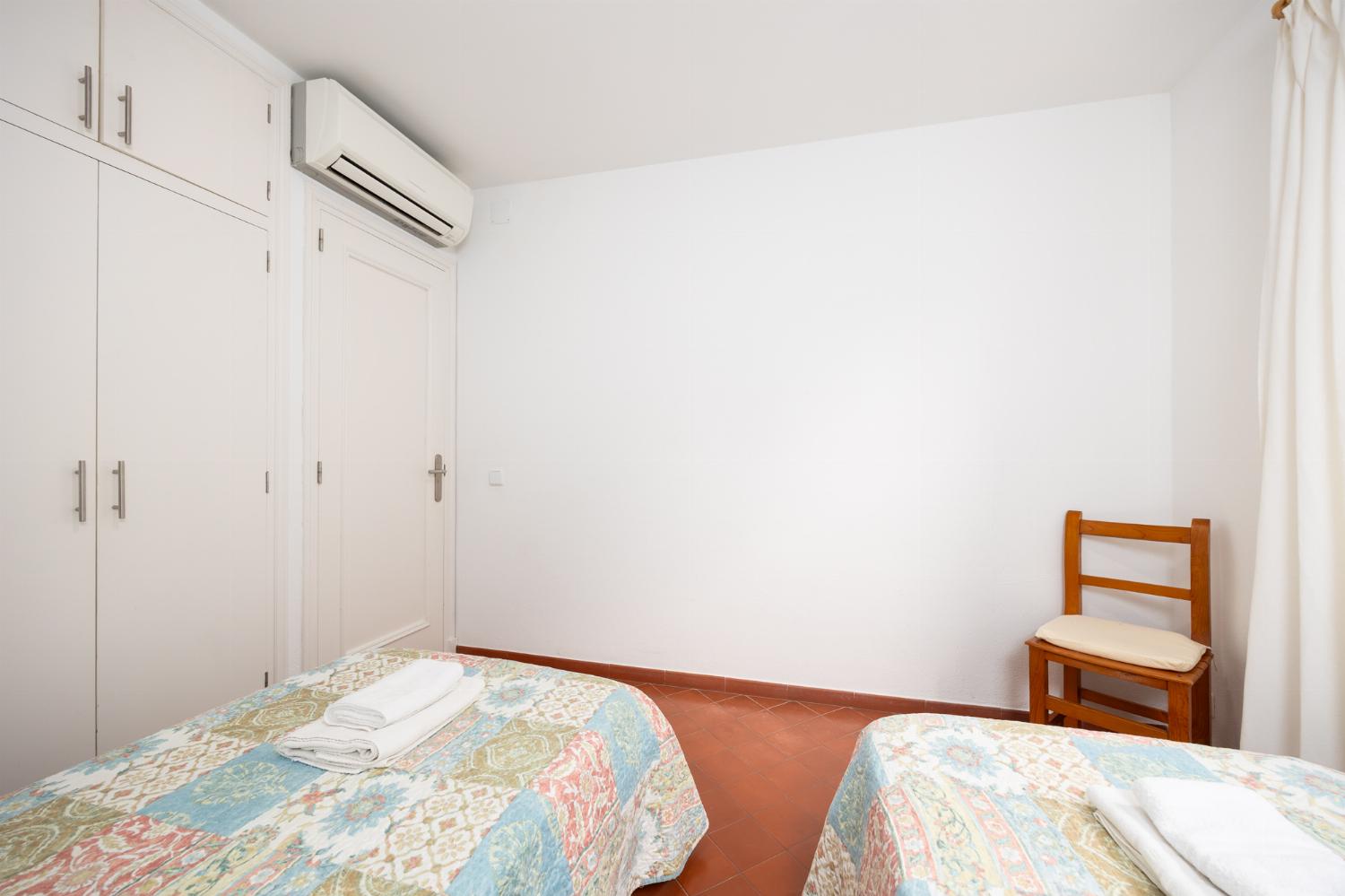 Twin bedroom with A/C