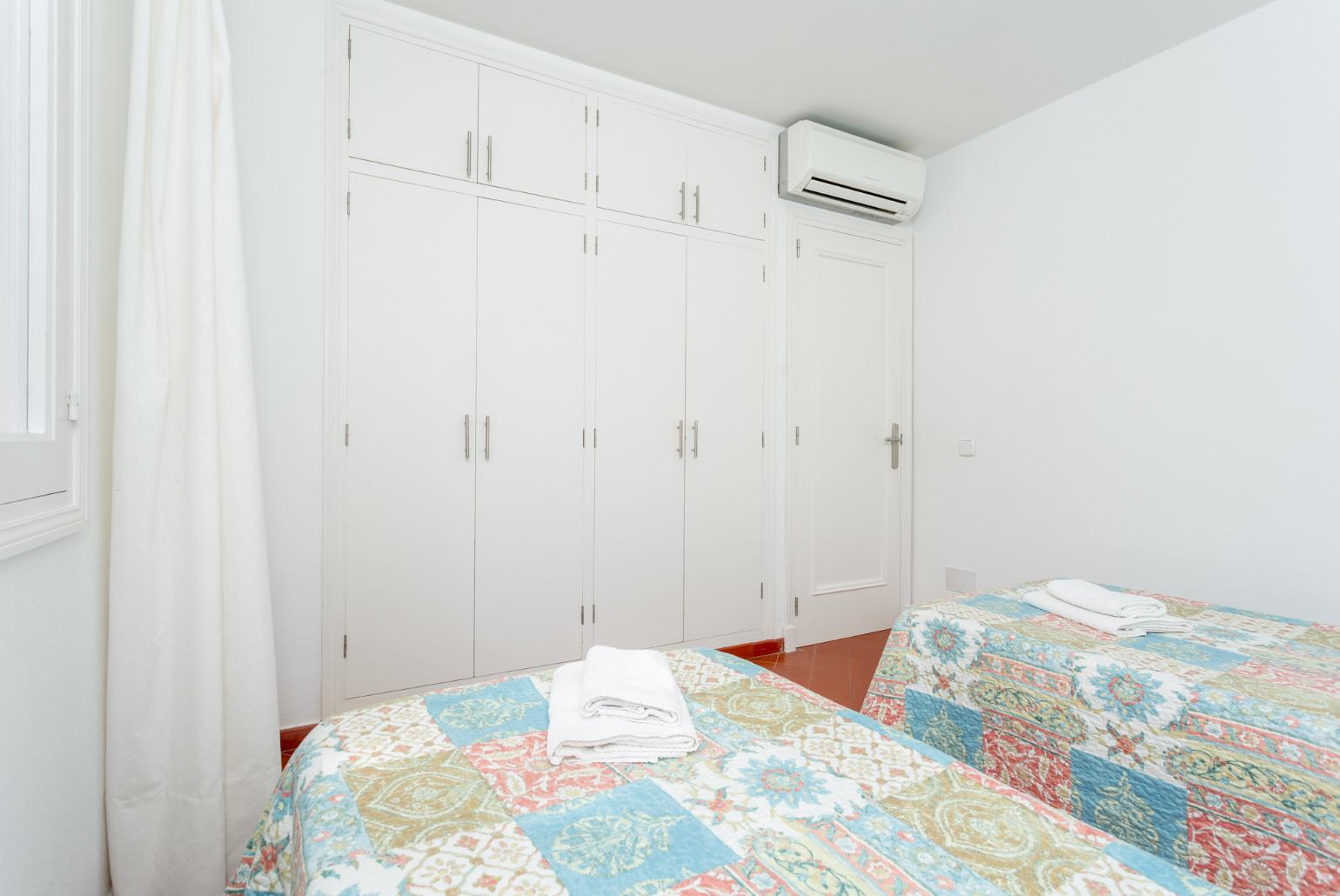 Twin bedroom with A/C