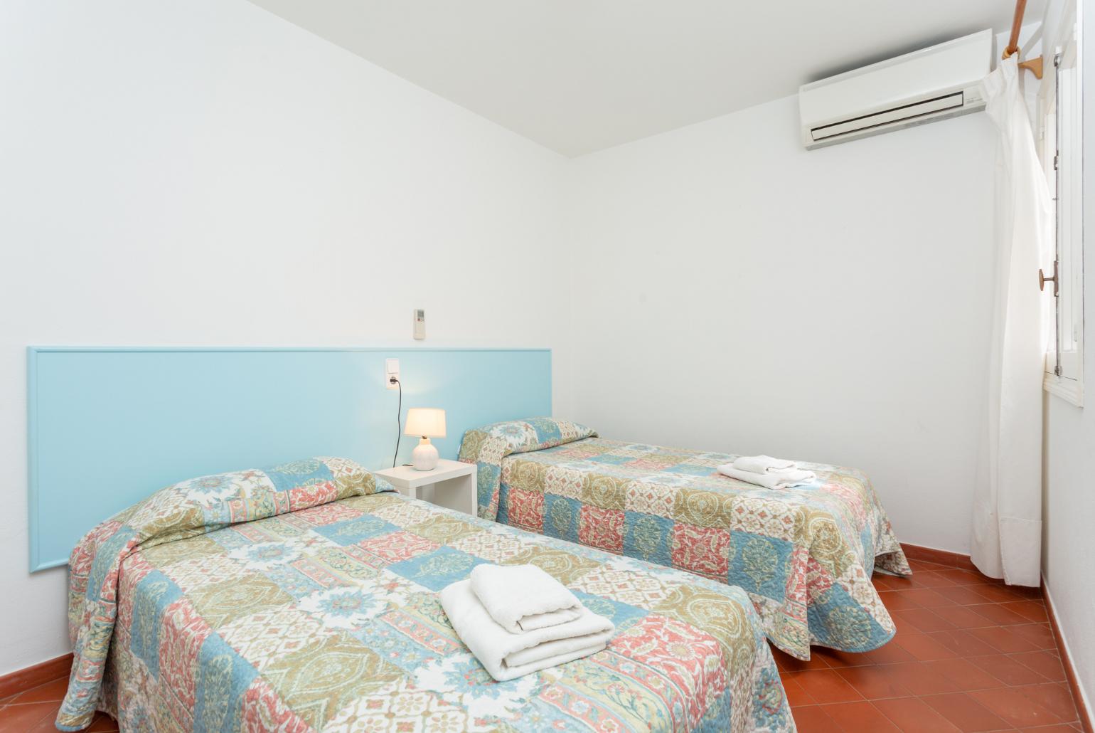 Twin bedroom with A/C