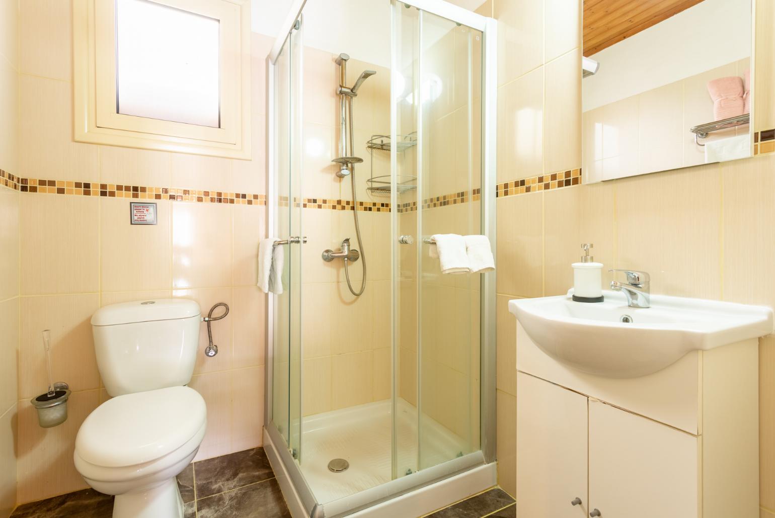 En suite bathroom with shower