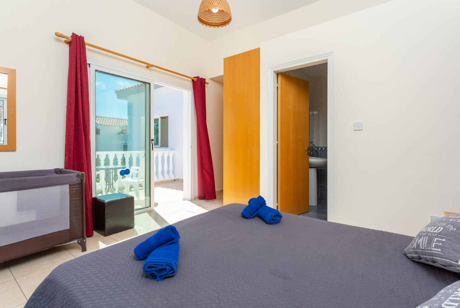 Double bedroom with en suite bathroom, A/C, and upper terrace access