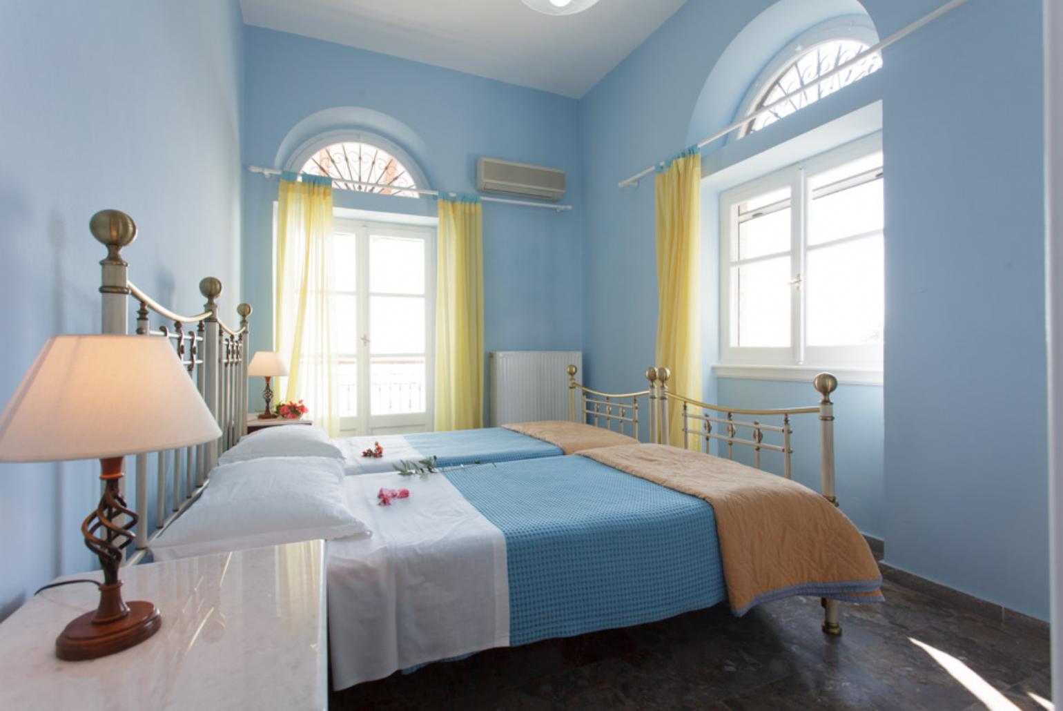 Twin bedroom with A/C 