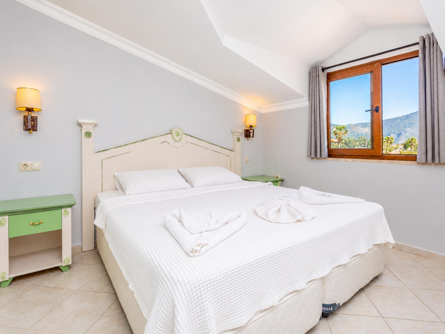 Double bedroom with en suite bathroom and A/C