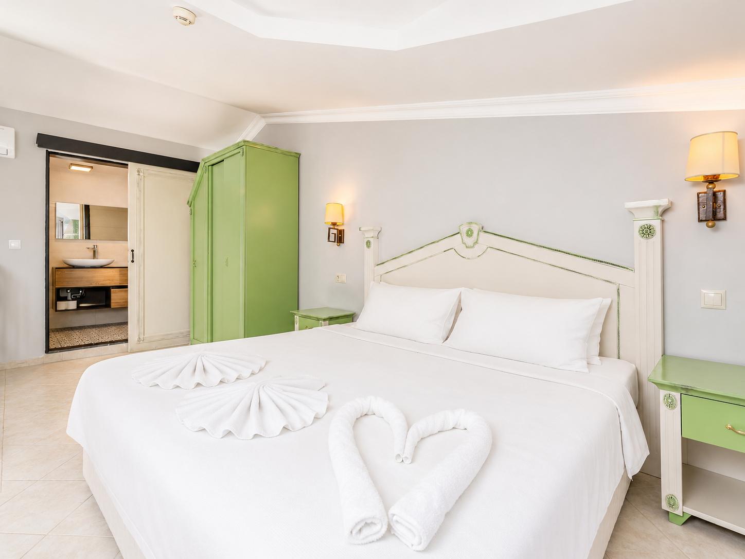Double bedroom with en suite bathroom and A/C