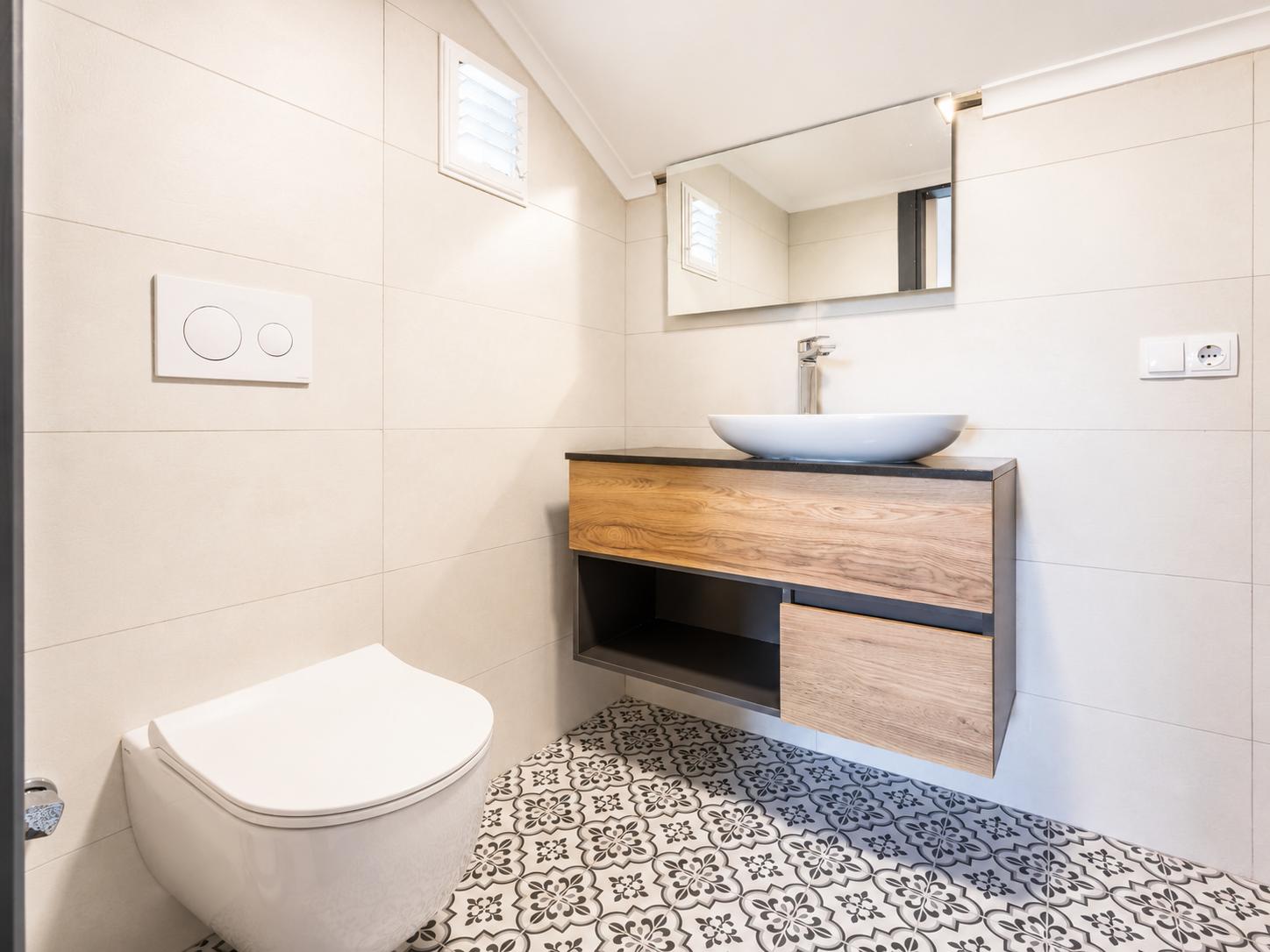 En suite bathroom with shower