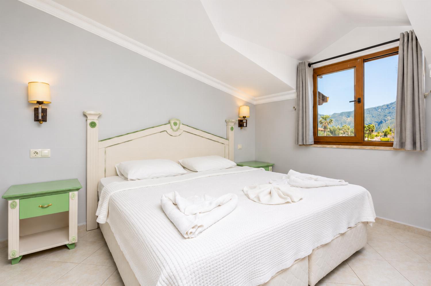 Double bedroom with en suite bathroom and A/C