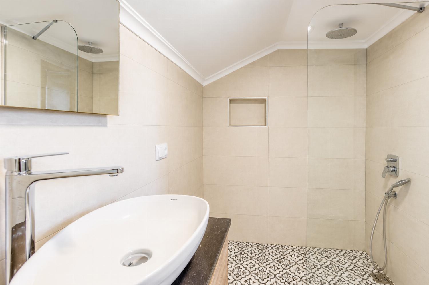 En suite bathroom with shower