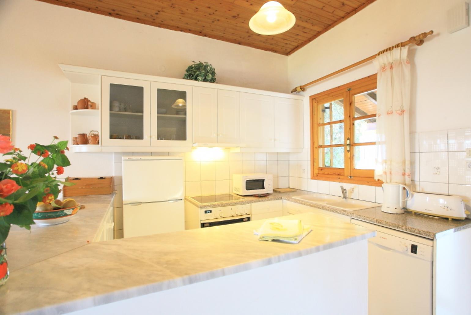 Open plan equipped kitchen with breakfast bar