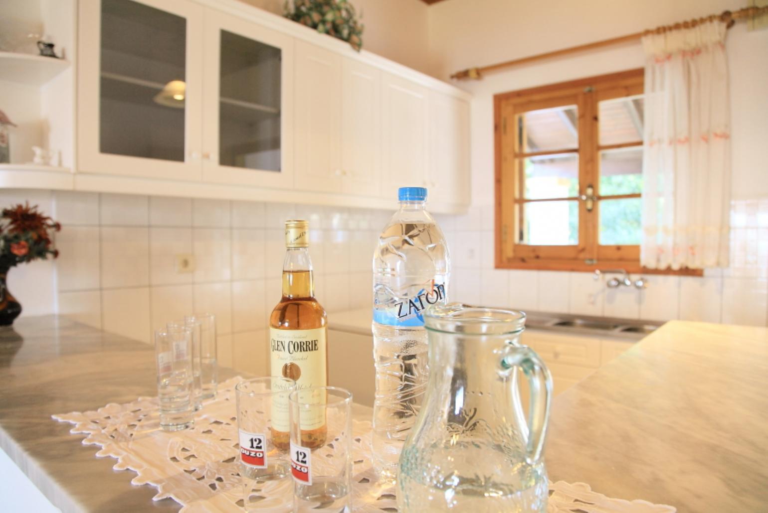 Open plan equipped kitchen with breakfast bar