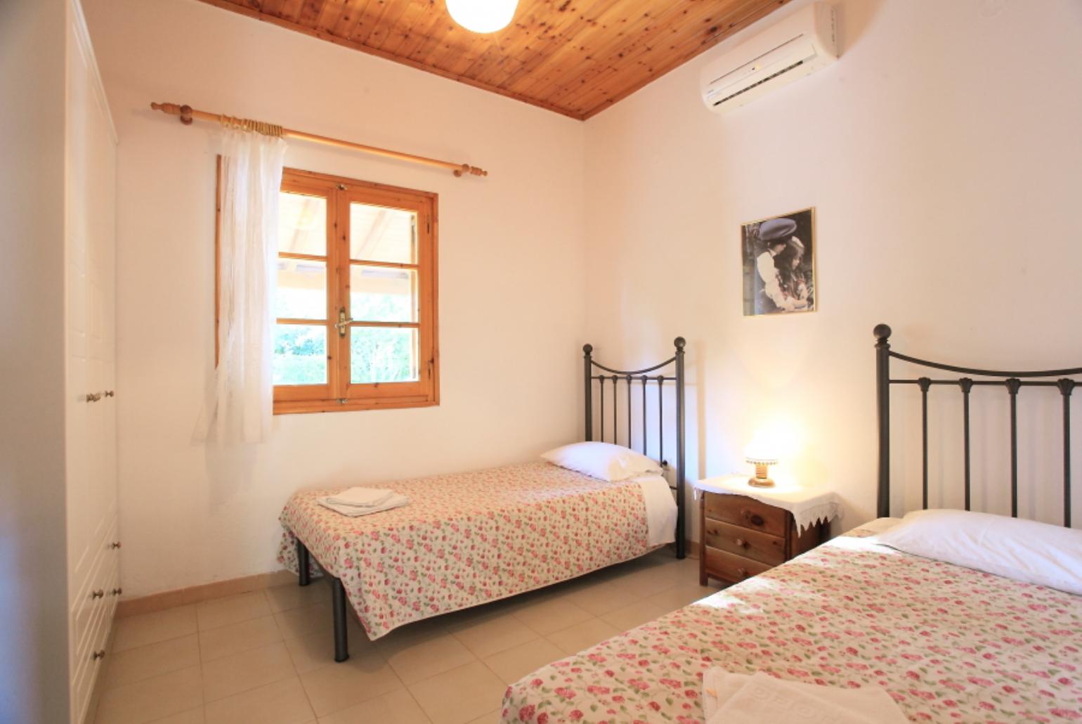 Twin bedroom with A/C
