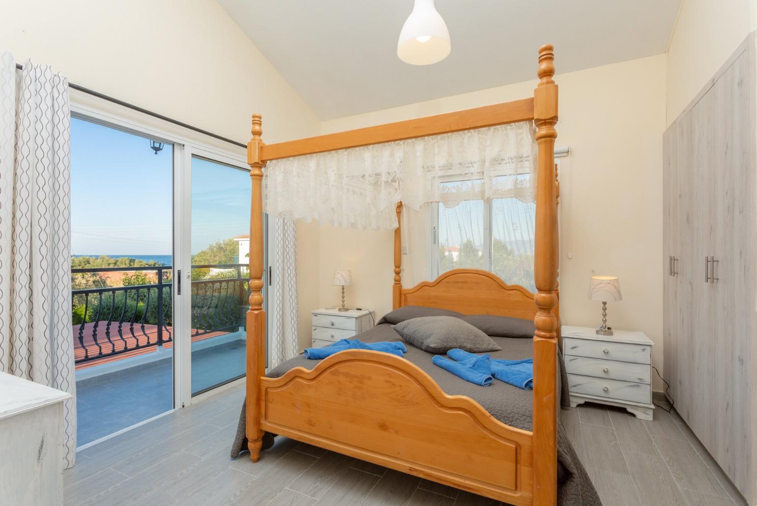 Double bedroom with en suite bathroom, A/C, and balcony with sea views