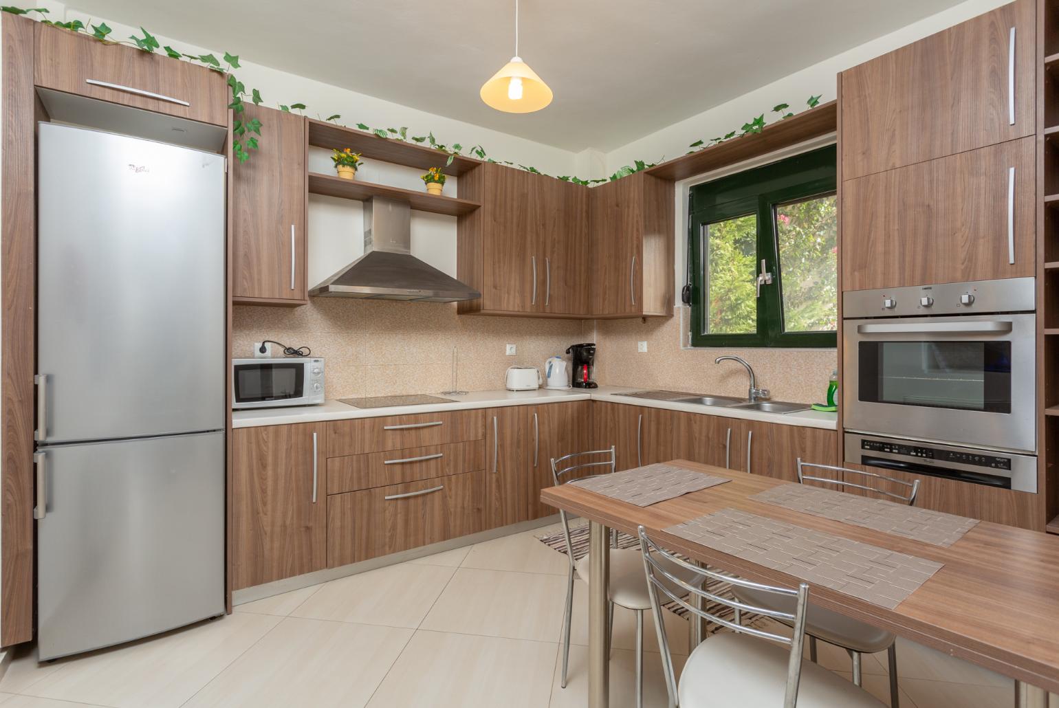 Equipped kitchen with dining area