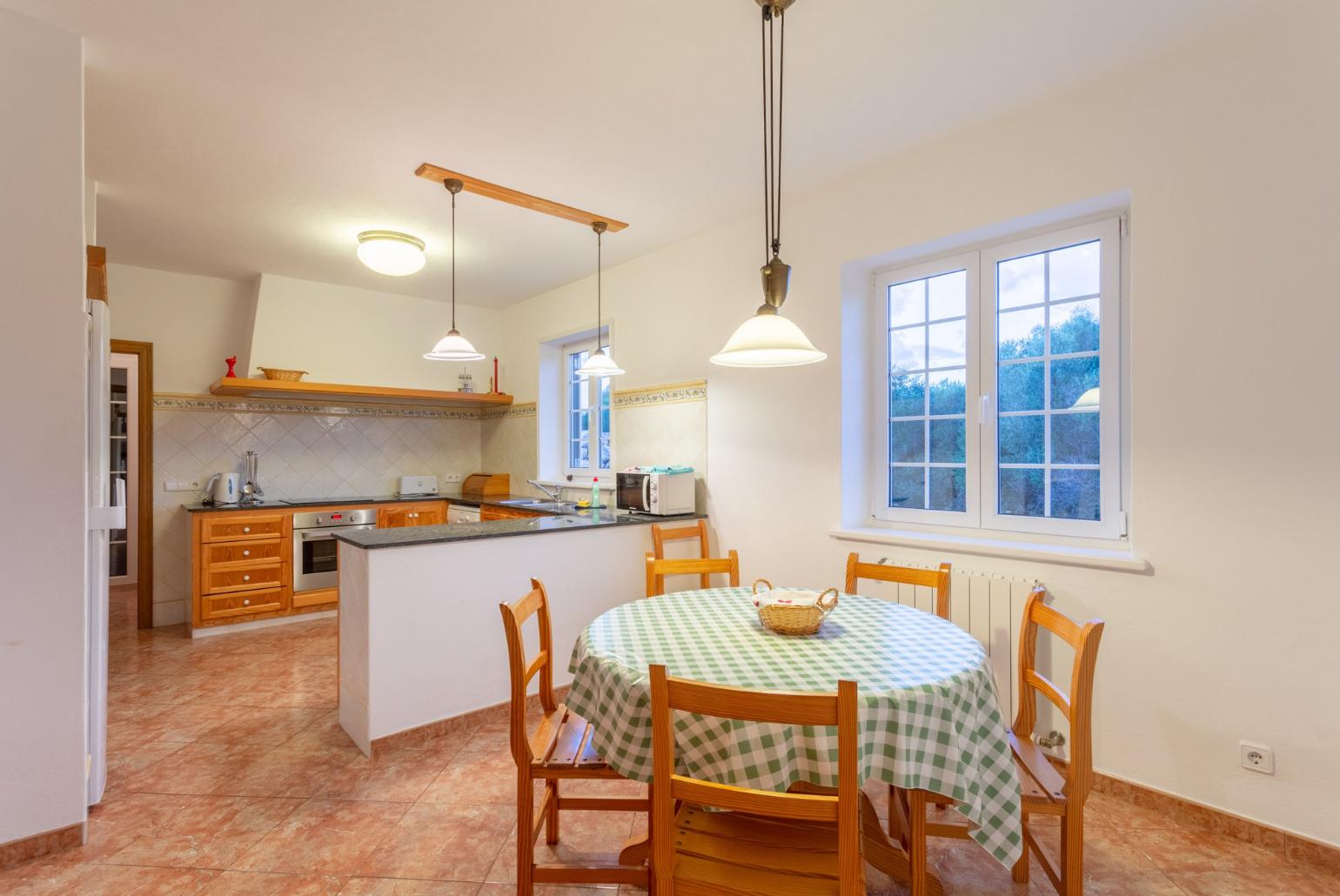 Dining area and equipped kitchen