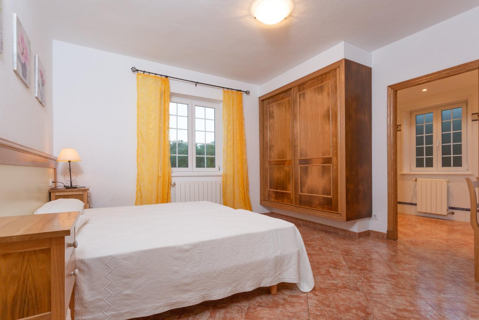 Twin bedroom with disability-friendly en suite bathroom