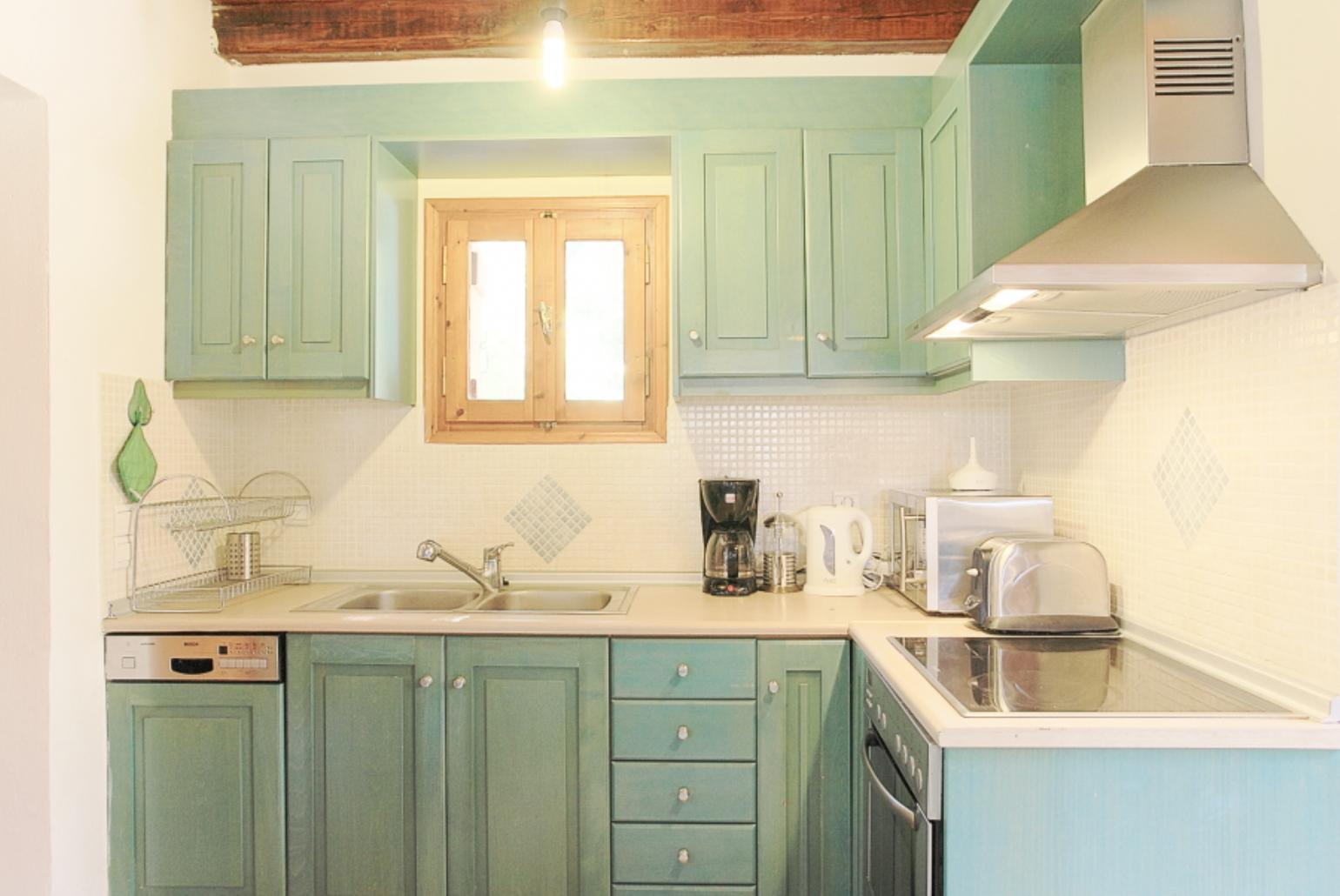 Equipped kitchen with breakfast bar