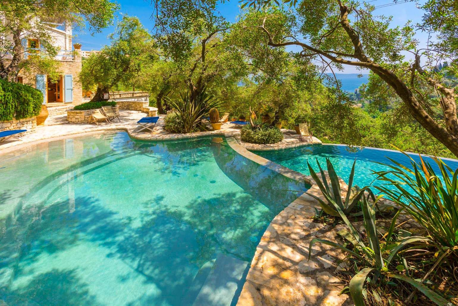 Private infinity pool and terrace