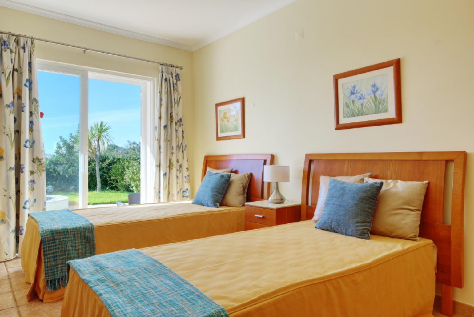 Twin bedroom with terrace access