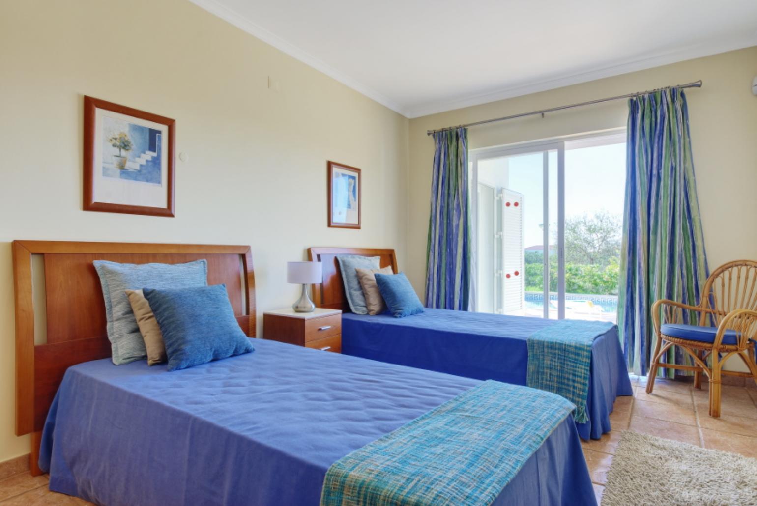 Twin bedroom with terrace access