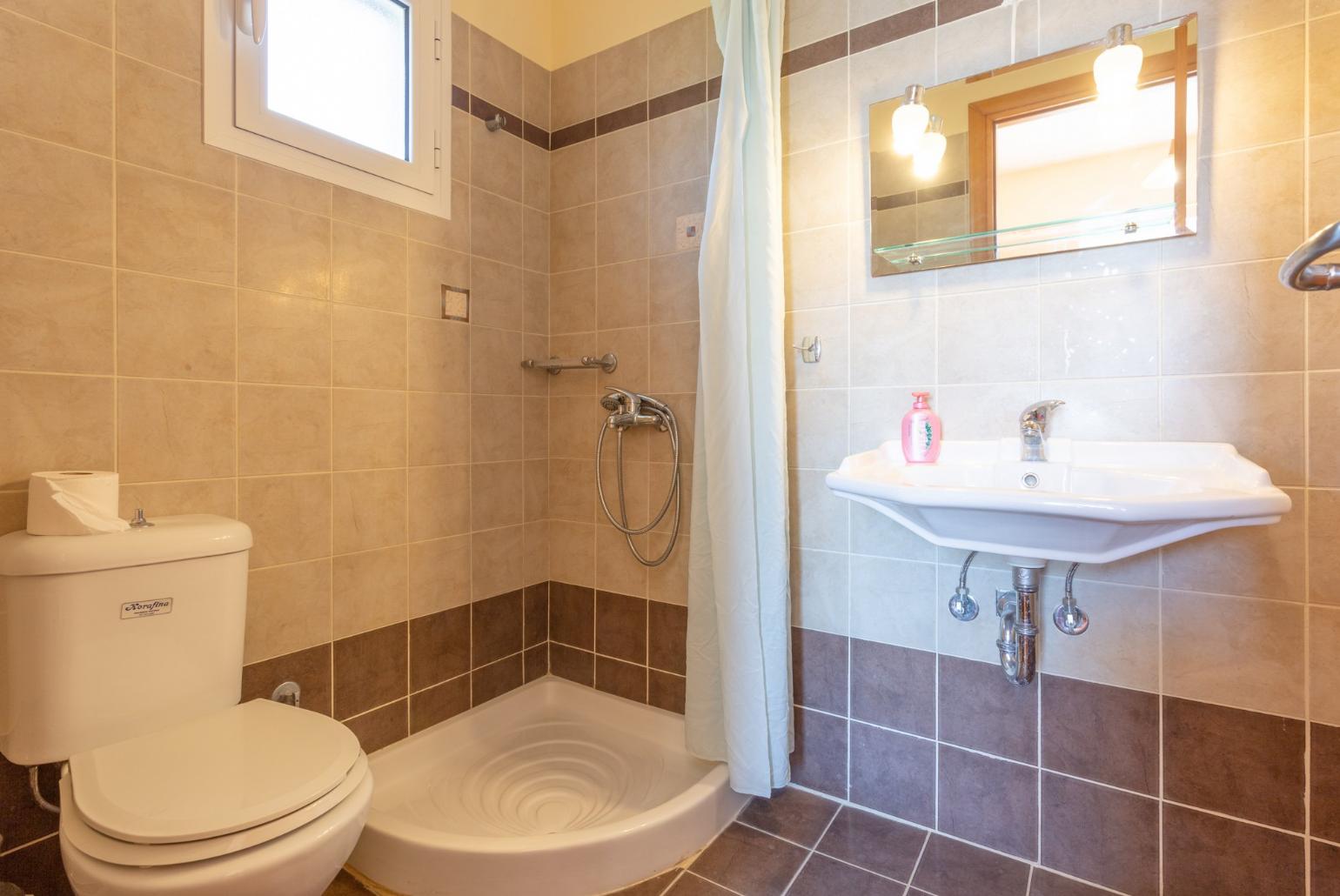 En suite bathroom with overhead shower