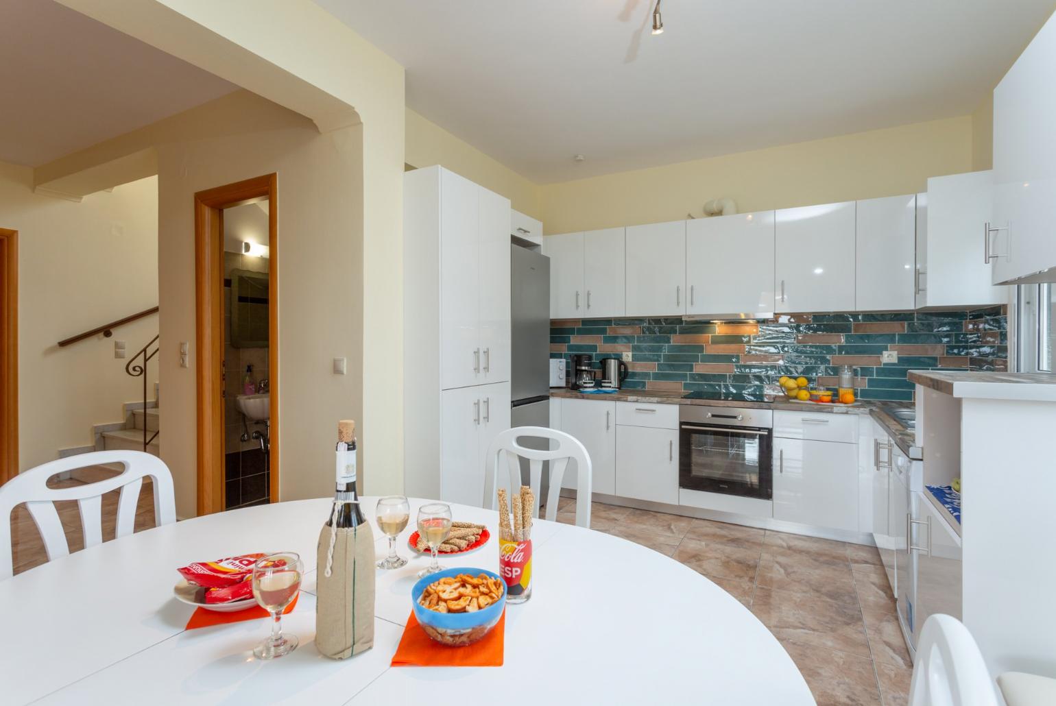 Dining area and equipped kitchen
