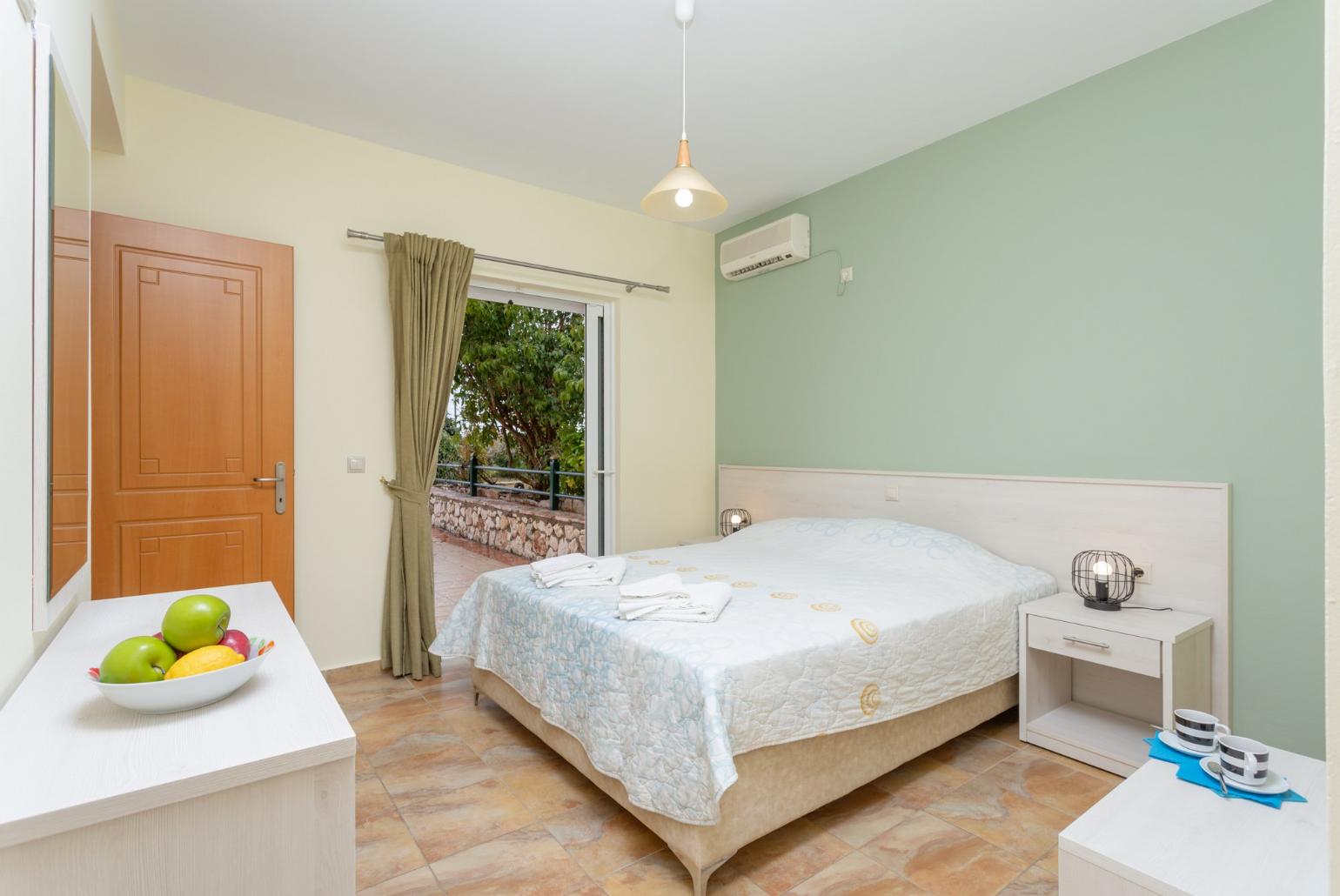 Double bedroom with en suite bathroom, A/C, and pool terrace access