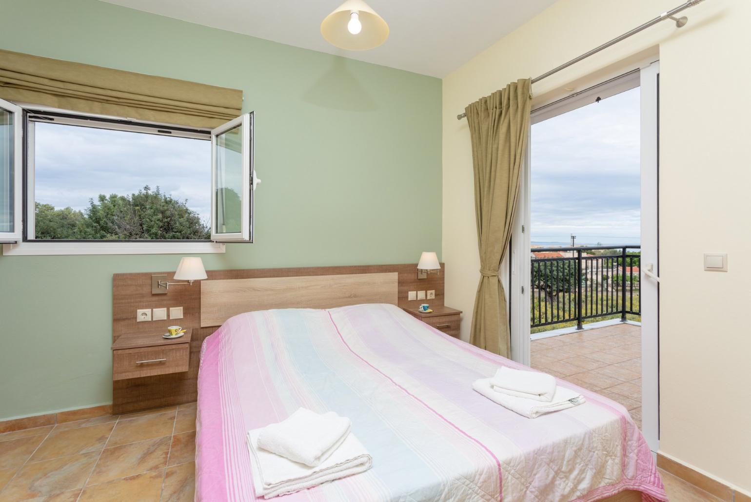 Double bedroom with en suite bathroom, A/C, and balcony access