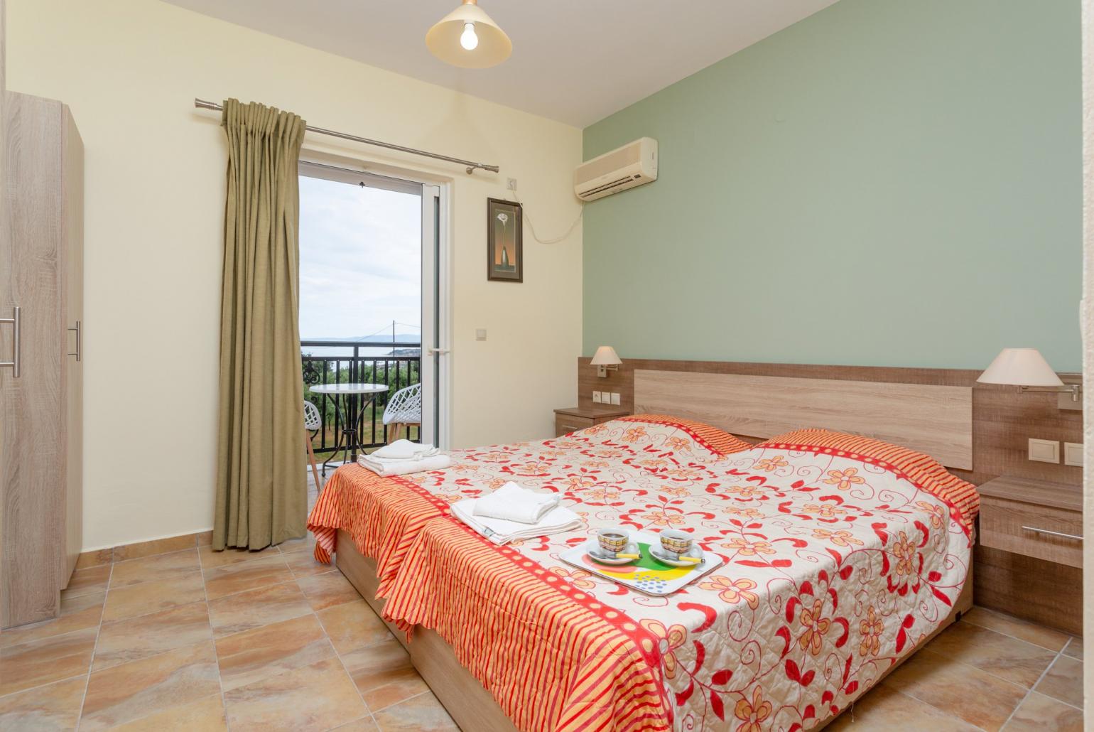 Twin bedroom with en suite bathroom, A/C, and balcony access