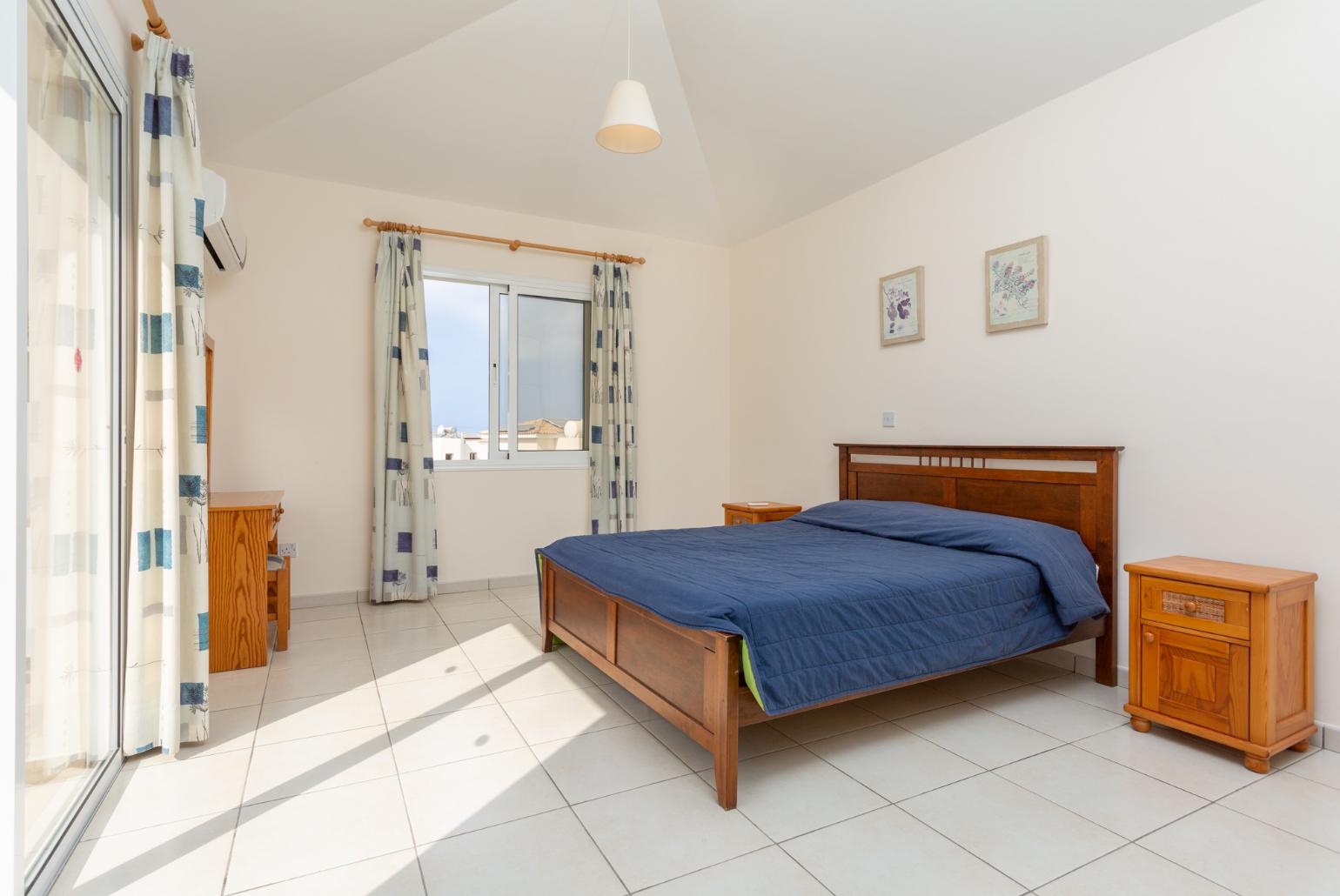 Double bedroom with en suite bathroom, A/C, and balcony access with sea views