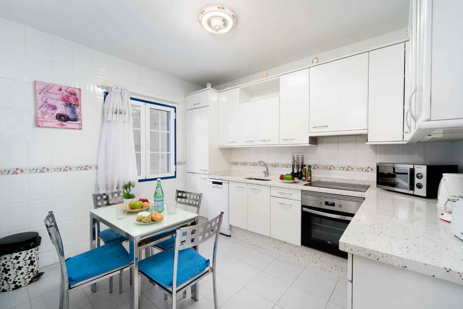 Equipped kitchen and dining area